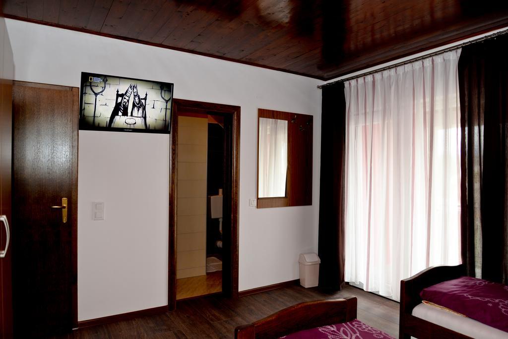 Guesthouse Pink Panther Udbina Ngoại thất bức ảnh